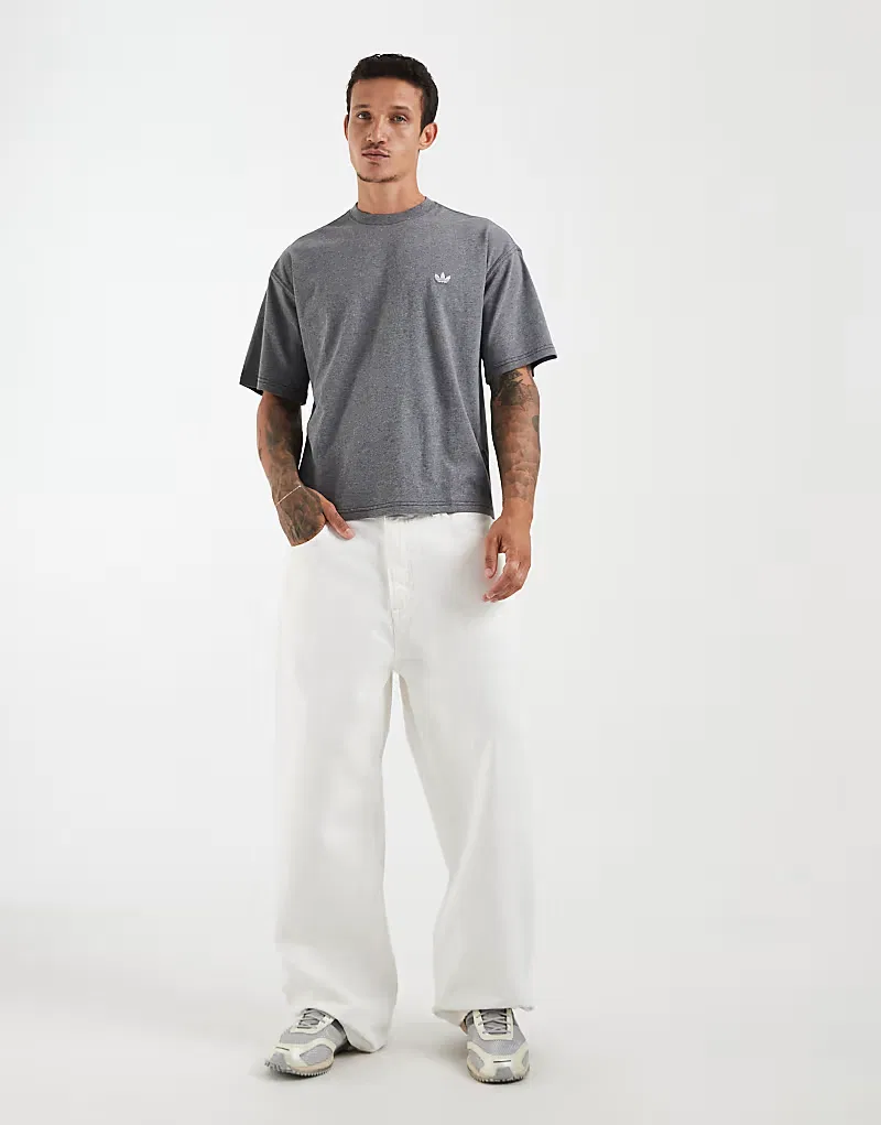 Укороченная футболка Adidas Originals Trefoil essentials меланжевого, темно-серый меланж — фото 2