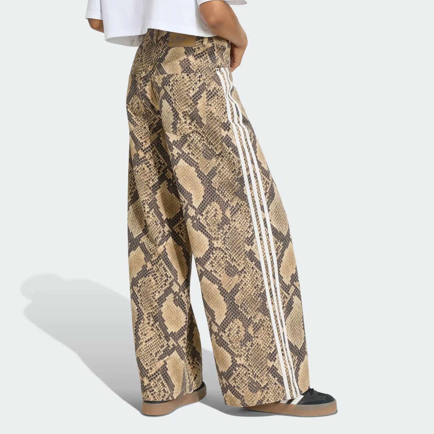 Женские джинсы свободного кроя с принтом змеиной кожи Snake Print Denim Adidas Originals, льняной/бежевый — фото 2