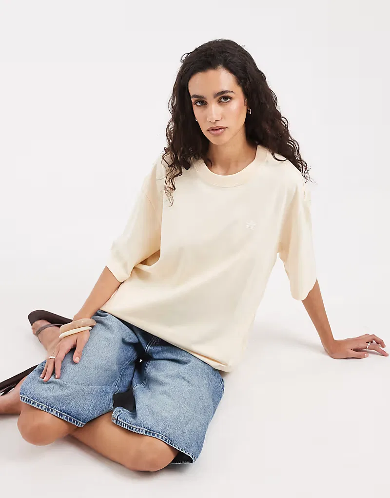 Футболка Adidas Originals Essentials в стиле бойфренд, теплый ванильный оттенок