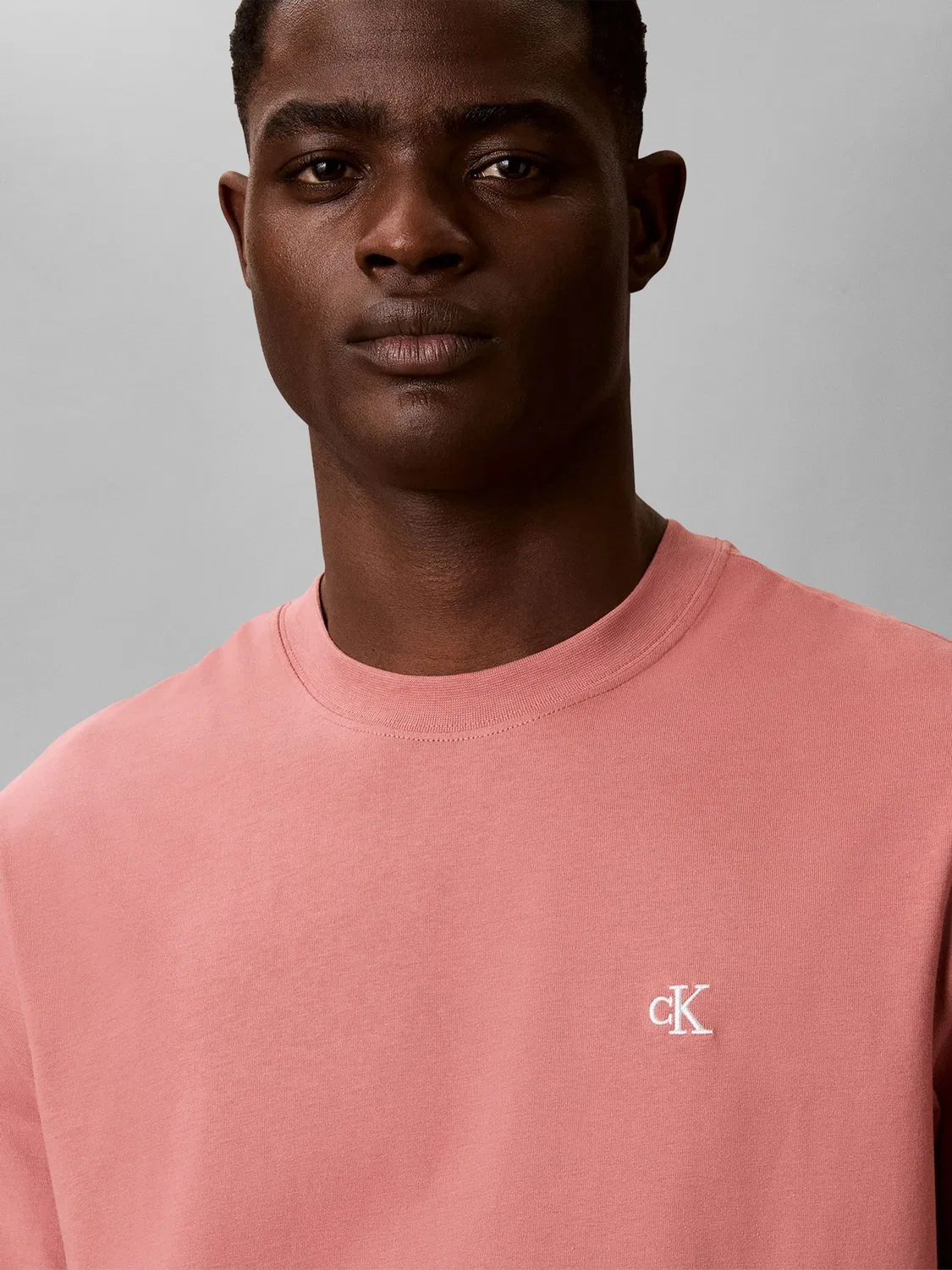 Футболка с монограммой Calvin Klein, розовая — фото 4