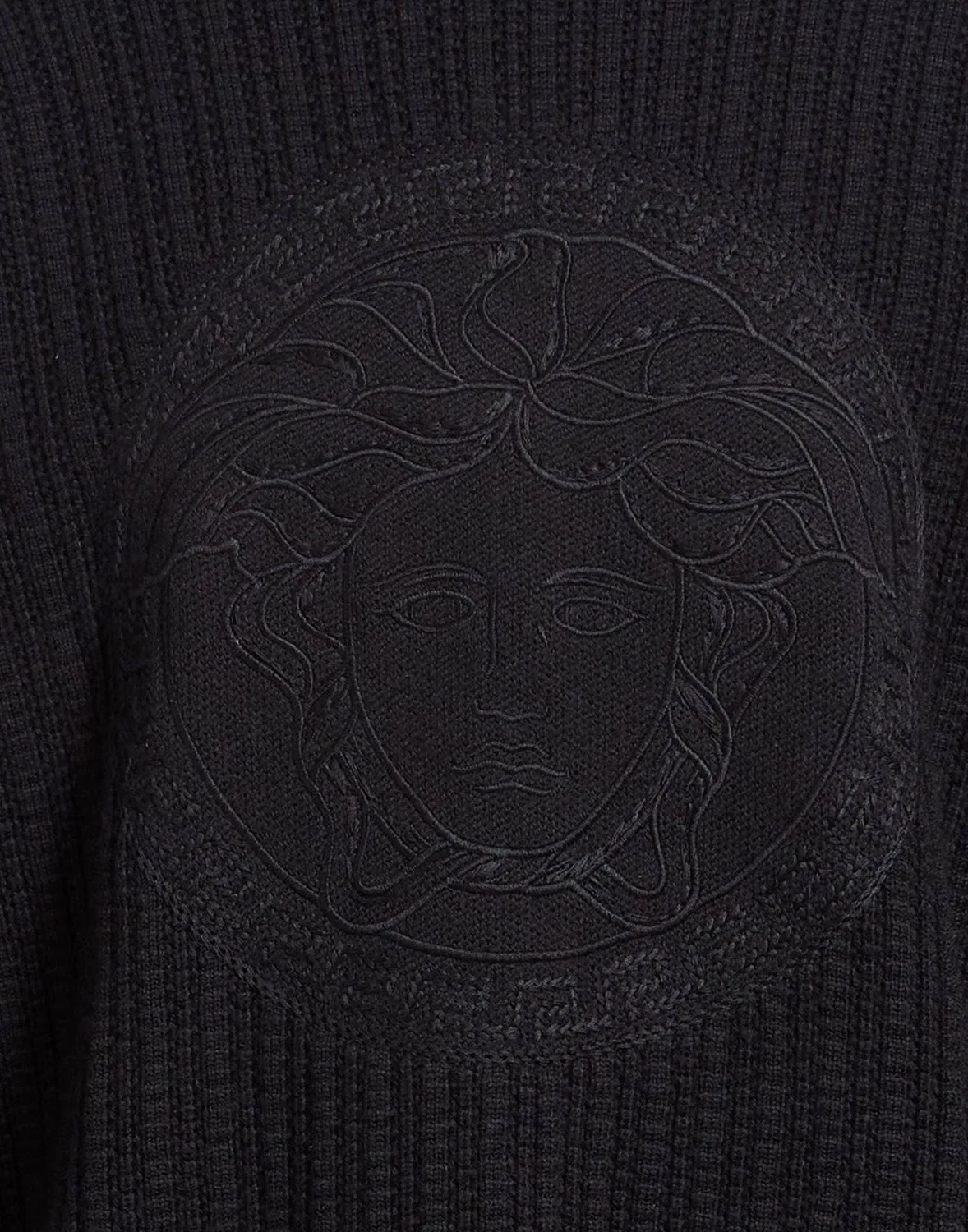 Мужской свитер из шерсти с вышитым логотипом Versace, черный — фото 4