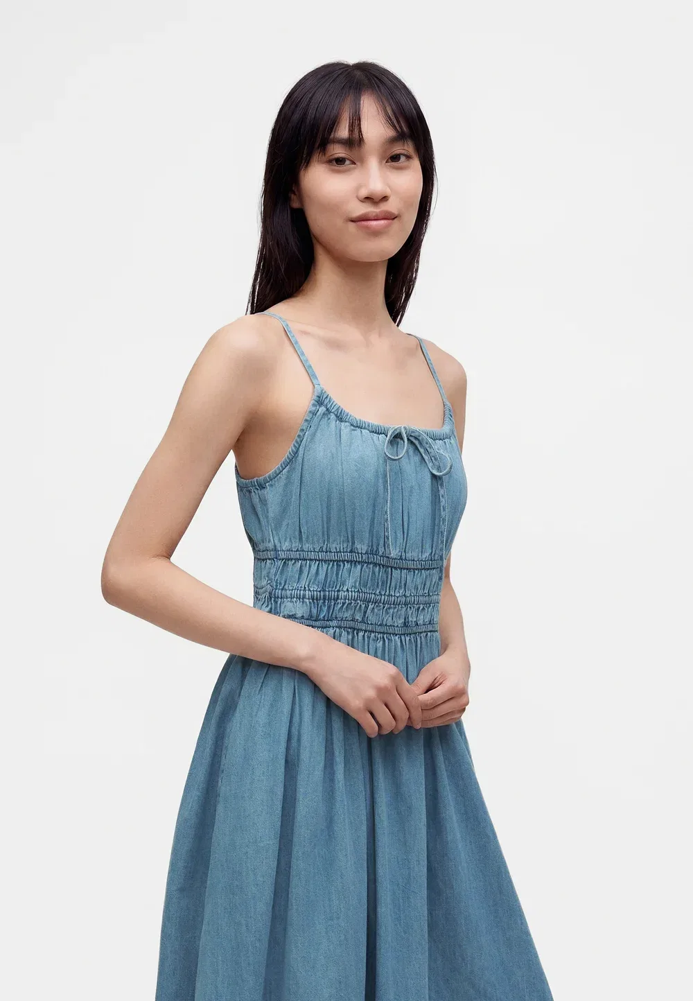 Длинное платье с присборенной юбкой - повседневное платье Gap, Light Wash — фото 4