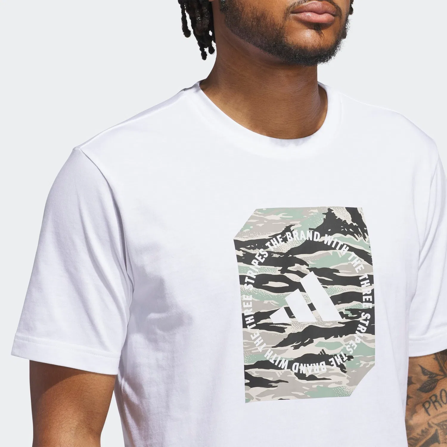 Детская футболка с камуфляжным принтом Adidas Sportswear, White/Wonder Aluminium — фото 4