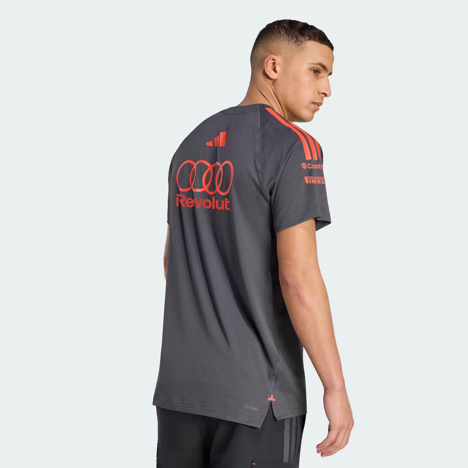 Мужская футболка приталенного кроя Audi Revolut F1 Team Mechanics Adidas Performance, Utility Black/Hi-Res Red — фото 2