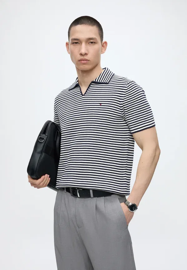 Футболка с V-образным вырезом Seasonal Structure Jonny Elevated Essentials Tommy Hilfiger Carbon Navy, Ivory Petal, синий — фото 4