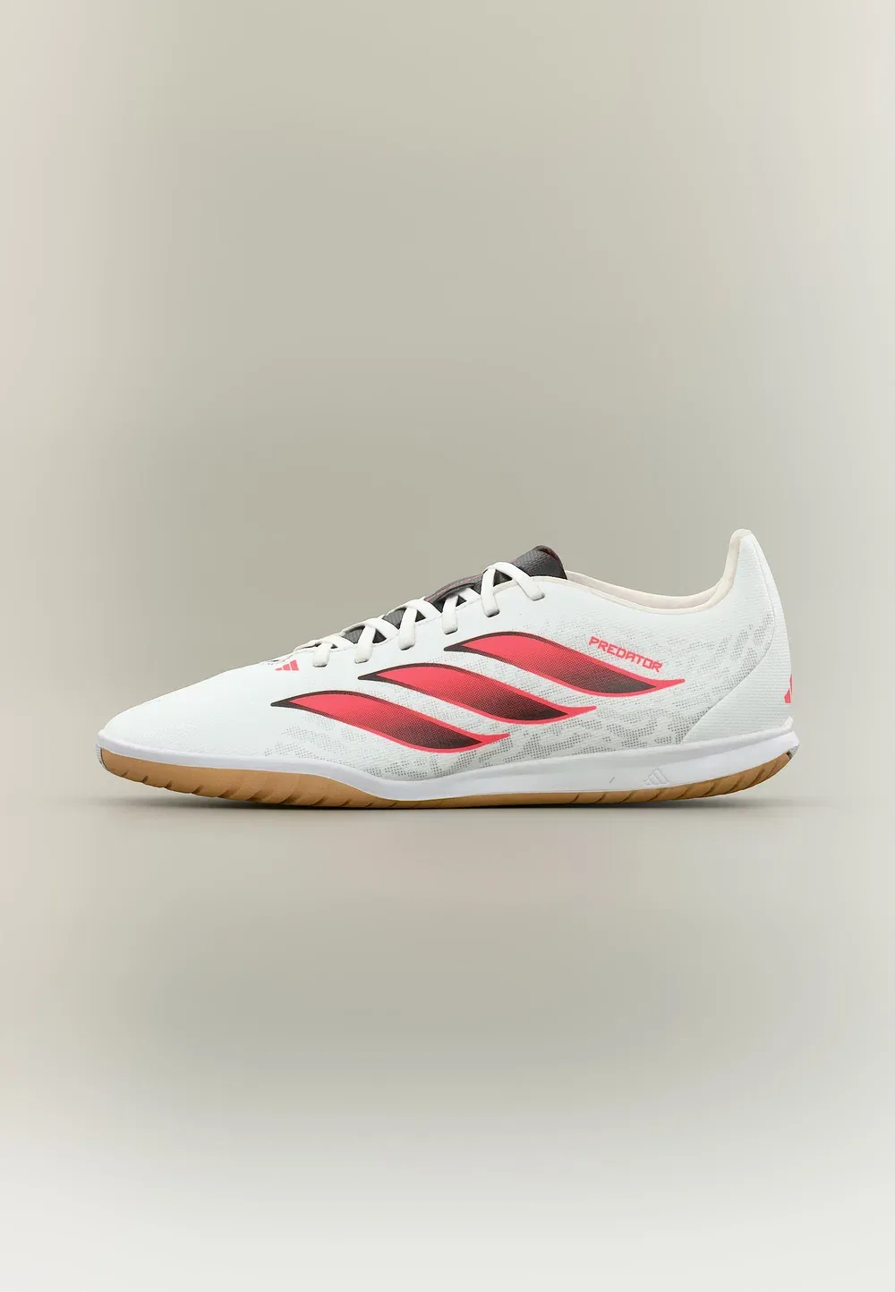 Детские футбольные бутсы Predator Club Sala Indoor (унисекс) - обувь для игры в помещении Adidas Performance, Footwear White/Solar Turbo/Core Black