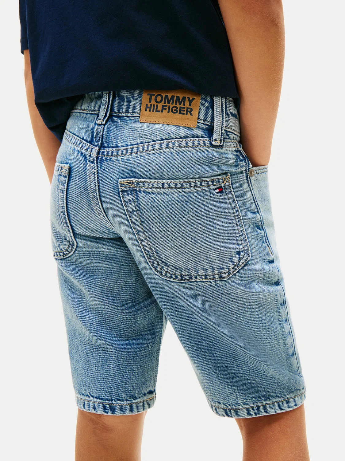 Джинсовые шорты прямого кроя для мальчика Tommy Hilfiger, синий — фото 4