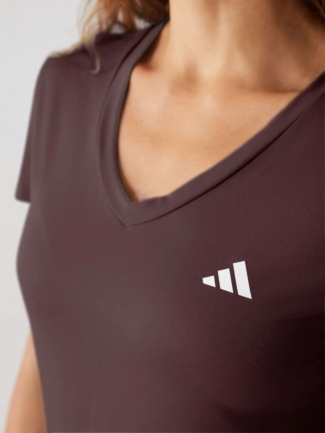 Футболка с V-образным вырезом Workout Essentials adidas, коричневый — фото 3