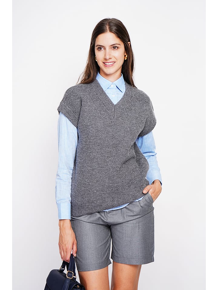 

Серый жилет-свитер William de Faye