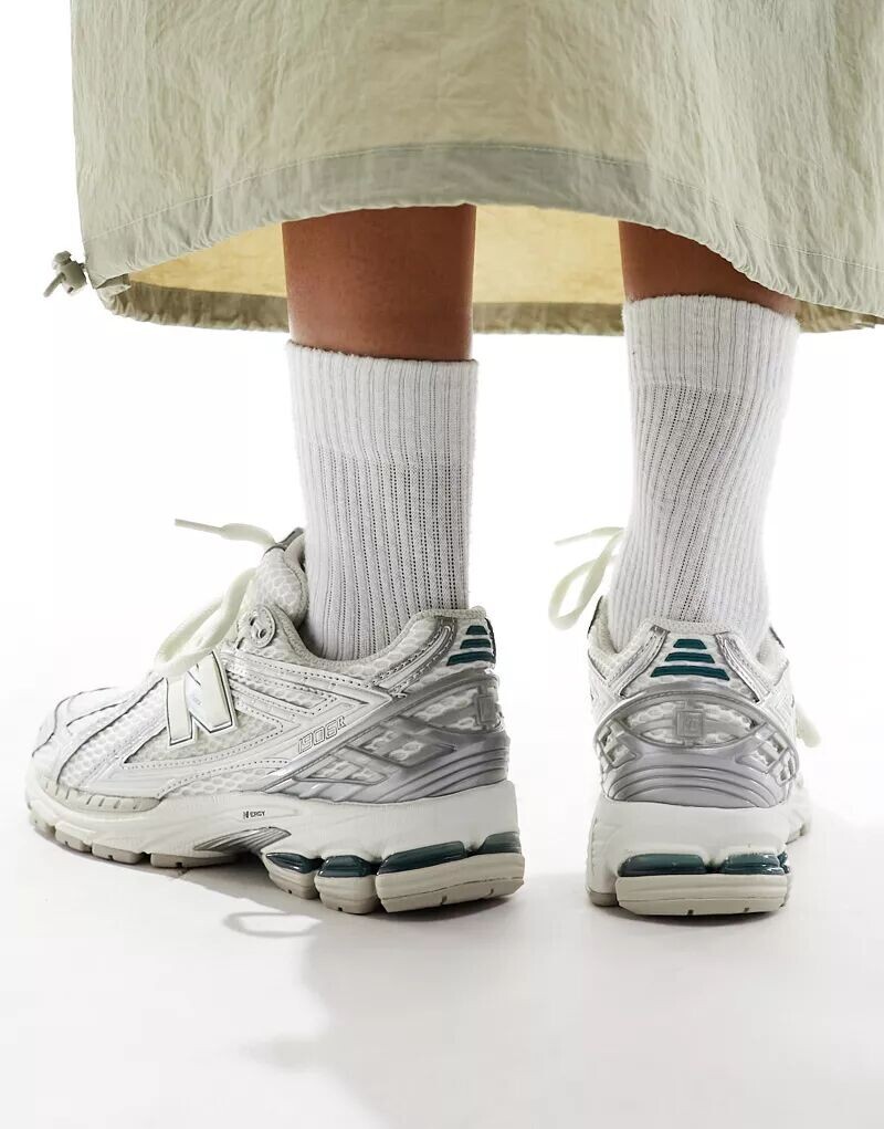Кроссовки New Balance 1906 серебристого цвета с эффектом металлик — фото 4
