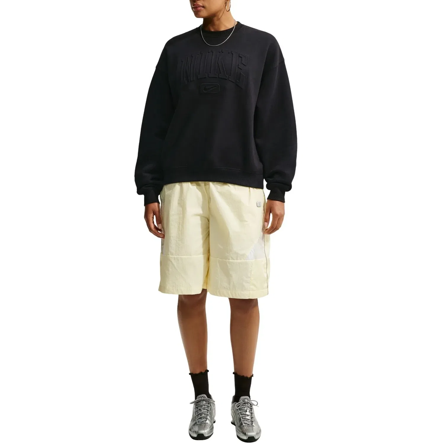 Женская футболка Studio Fleece Medium Weight Graphic Pack Oversized Embossed Crew 'Total Black' Nike, Total Black — фото 2