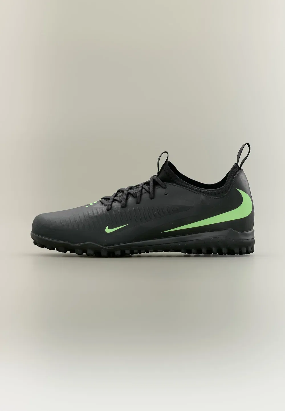 Футбольные бутсы Phantom 6 low academy tf unisex для искусственных газонов Nike Performance, Black/Illusion Green