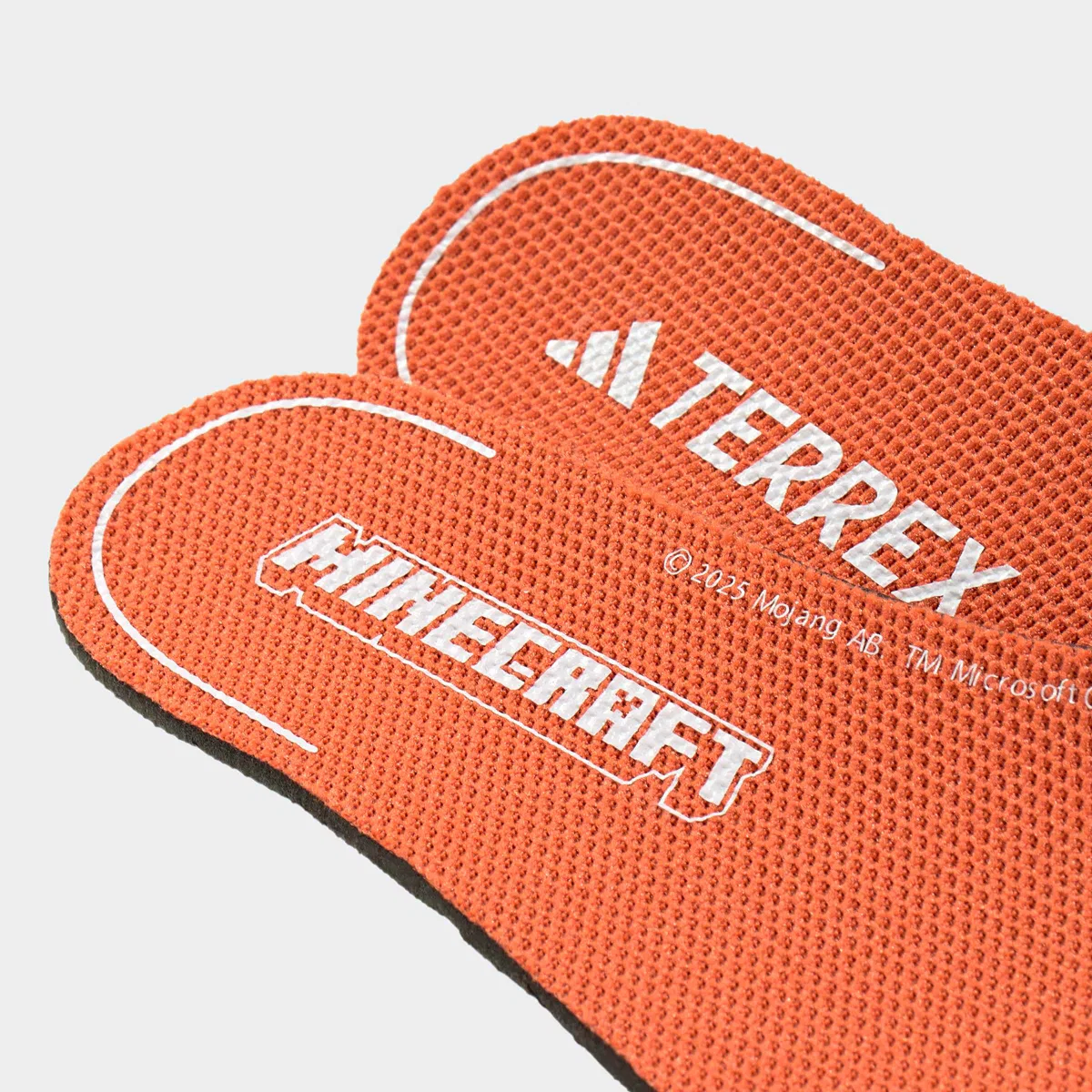 Детские кроссовки для походов Terrex AX4R Minecraft Hiking Shoe Adidas Terrex, Magic Beige Ftwr White Semi Impact Orange — фото 4