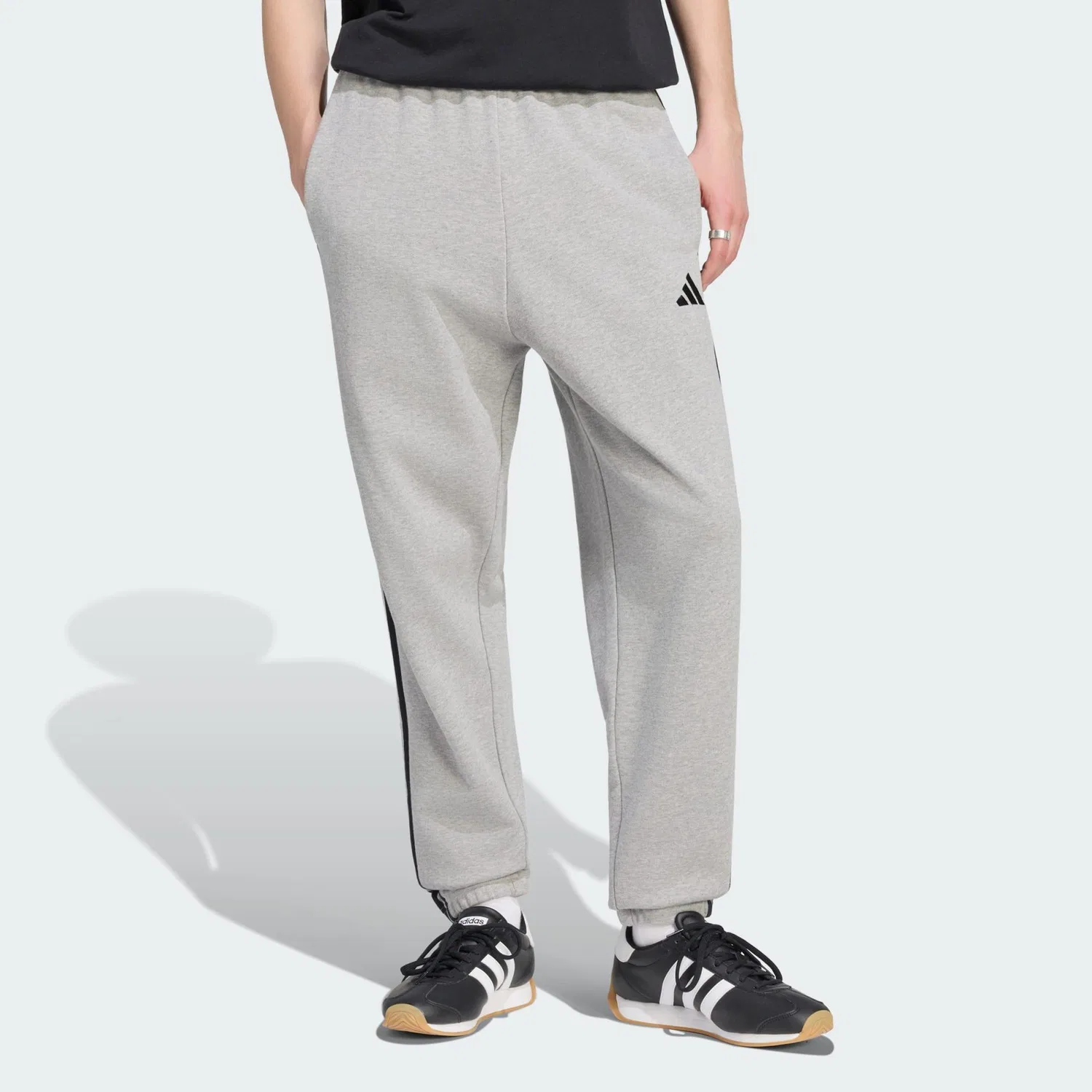 Мужские спортивные штаны с зауженным кроем Essentials 3-Streifen Adidas, Grau Weiss — фото 2