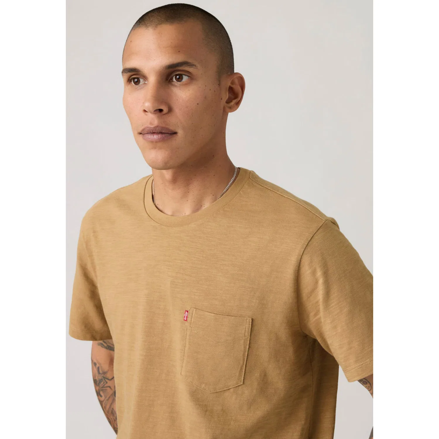 Мужская классическая футболка с нагрудным карманом Levi's, Tiger's Eye — фото 4