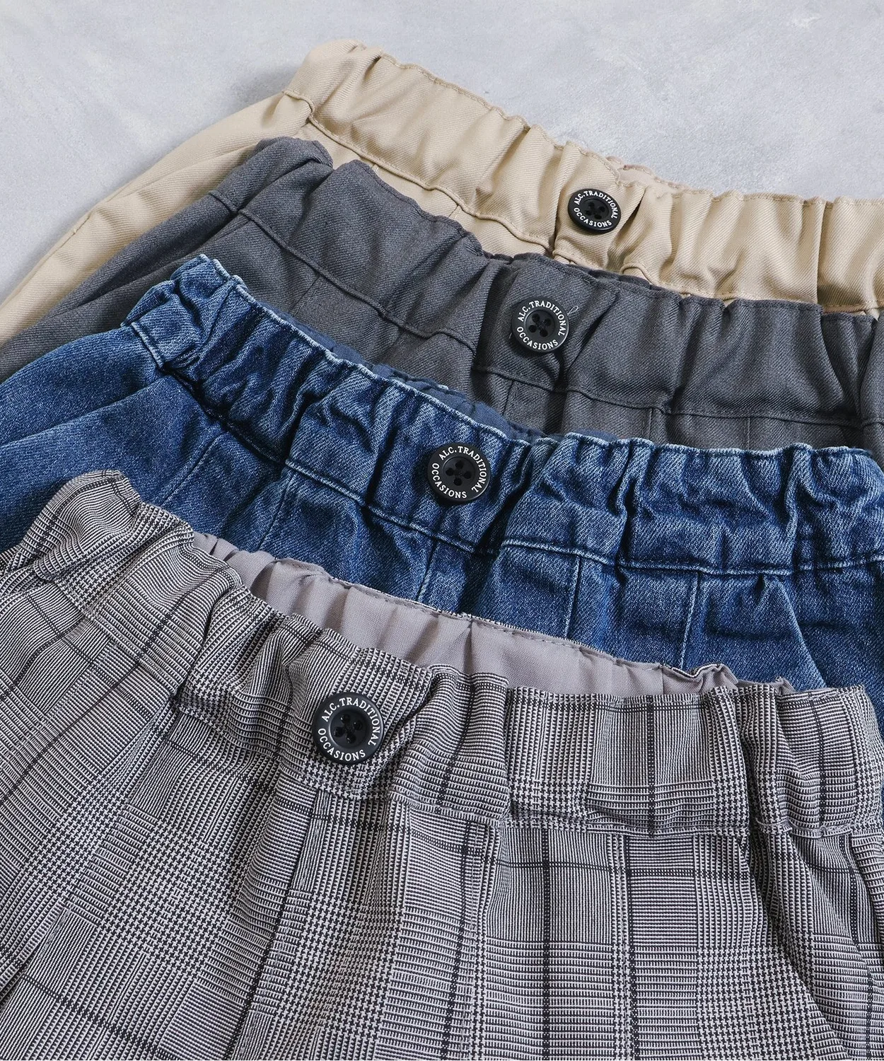 Детские брюки-чинос с защипами, стандартная посадка, tapered, модель Tapered Tuck Pants, apres les cours, Beige — фото 4