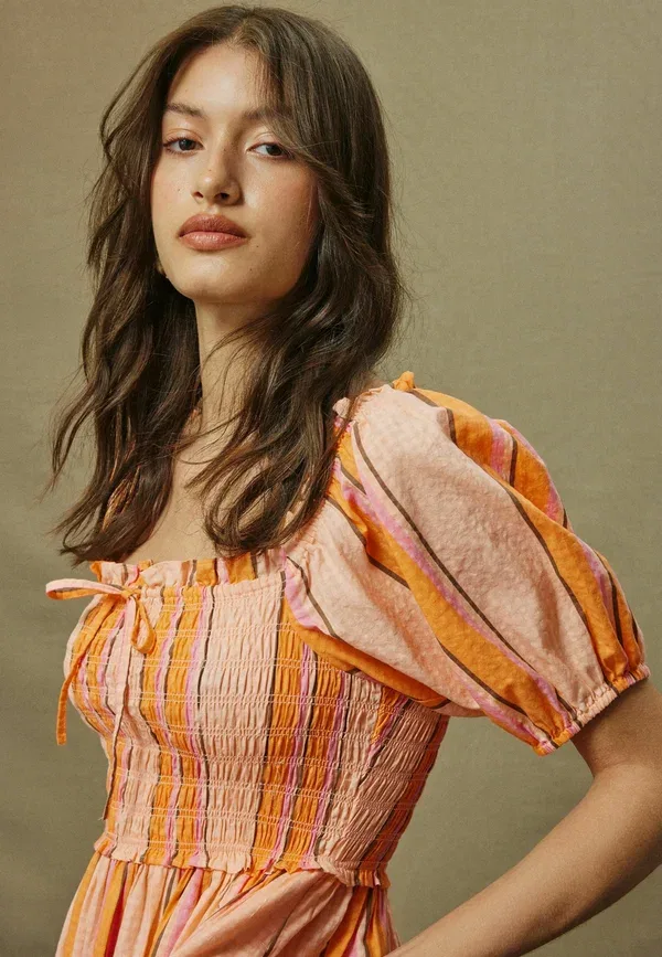 Платье миди из хлопка с коротким рукавом Tall fit - puff sleeve shirred midi dress, Next, Orange Stripe, оранжевый