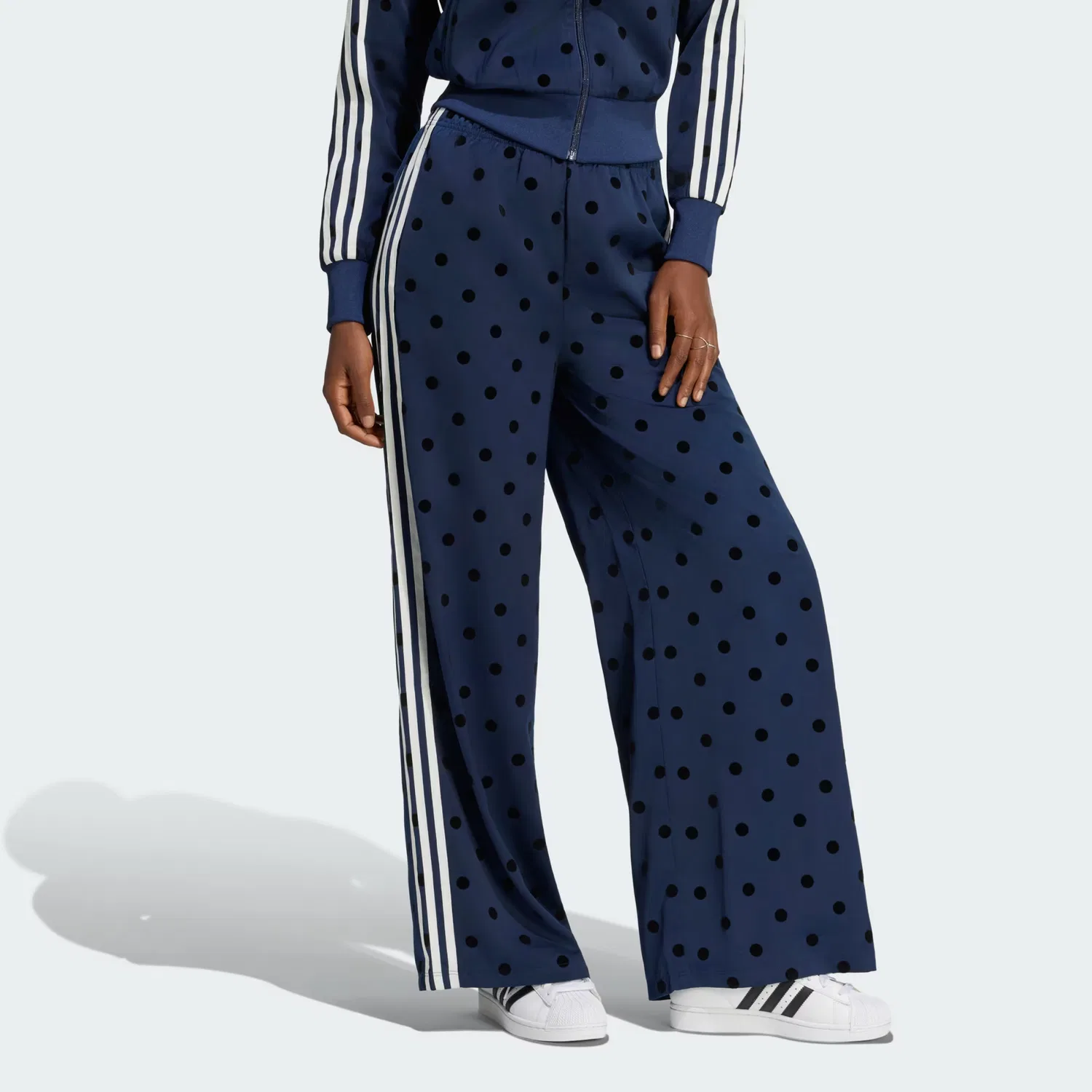 Женские брюки широкого кроя из атласа в горошек Satin Polka Dots Wide Leg Pant Adidas Originals, темно-синий
