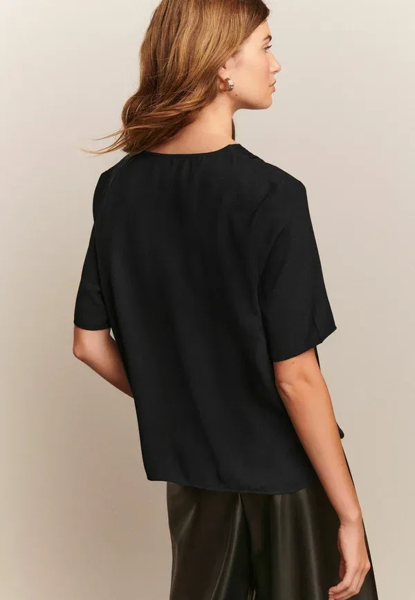 Блуза с V-образным вырезом Regular fit short sleeve Next, черный — фото 4