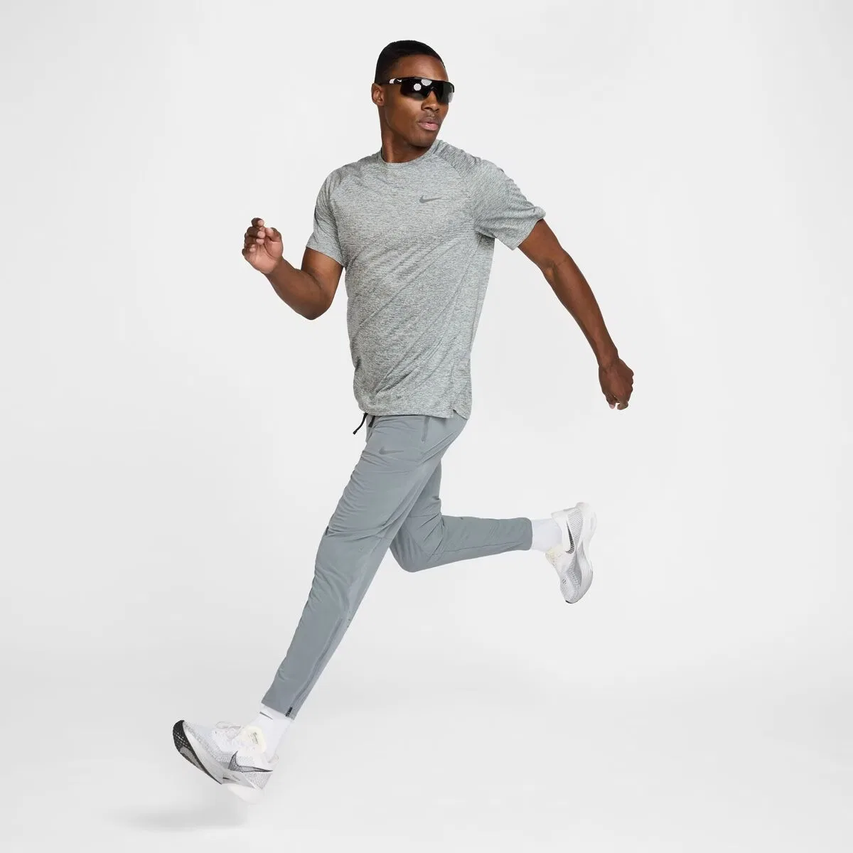 Мужские спортивные штаны с технологией Dri-FIT Dri-Fit Stride Woven Pant Nike, Smoke Grey Reflective Silv — фото 2
