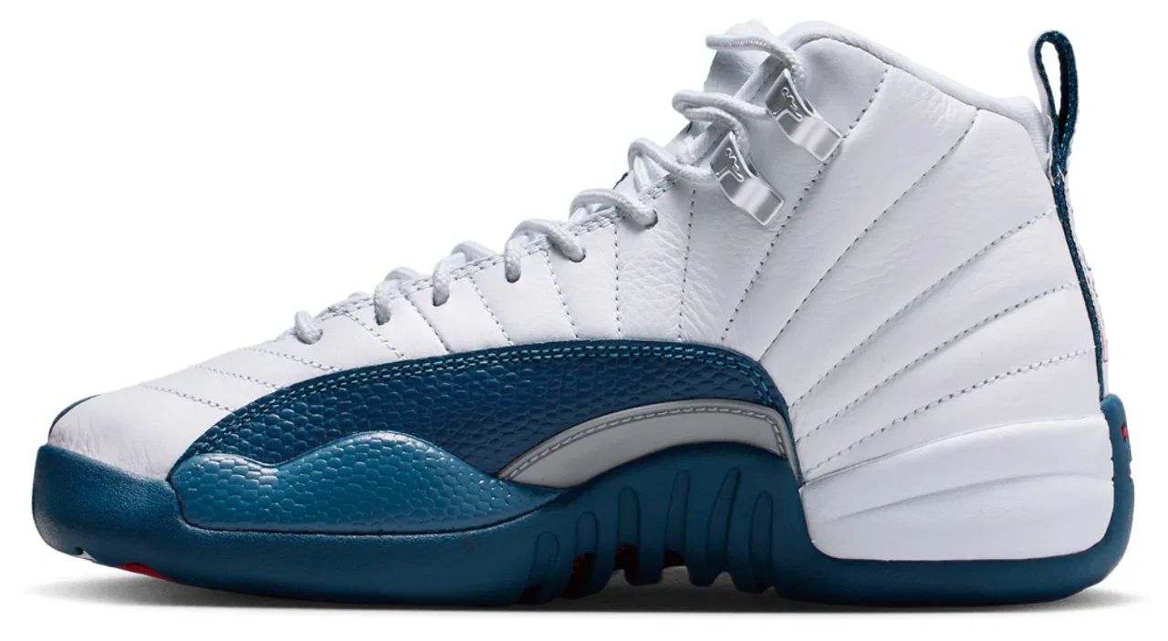 Кроссовки для мальчиков Retro 12 Jordan, цвет White/French Blue/Metallic Silver — фото 2