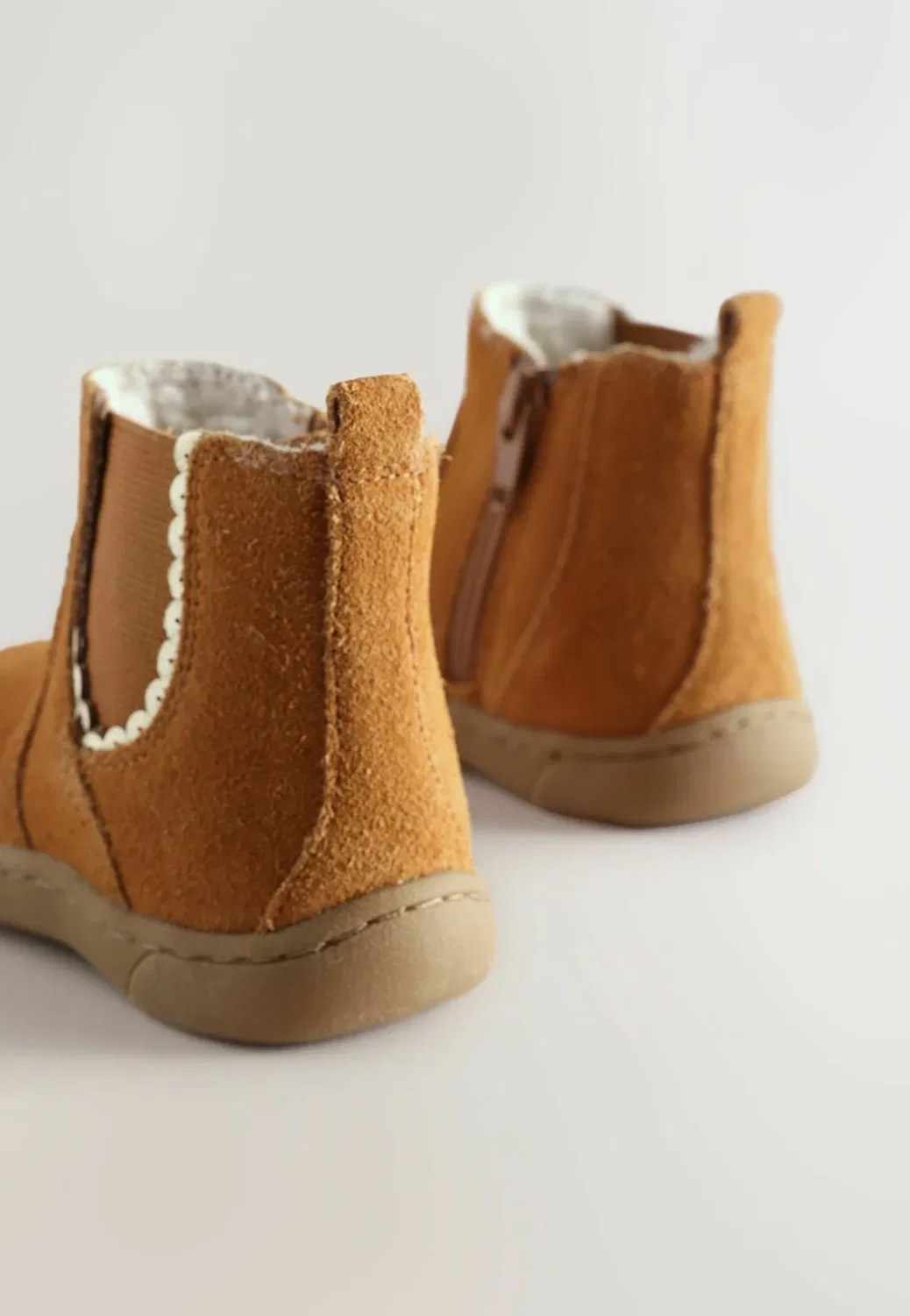 Стандартный крой - ботинки челси для первых шагов - детская обувь Next, Tan Brown Suede — фото 4