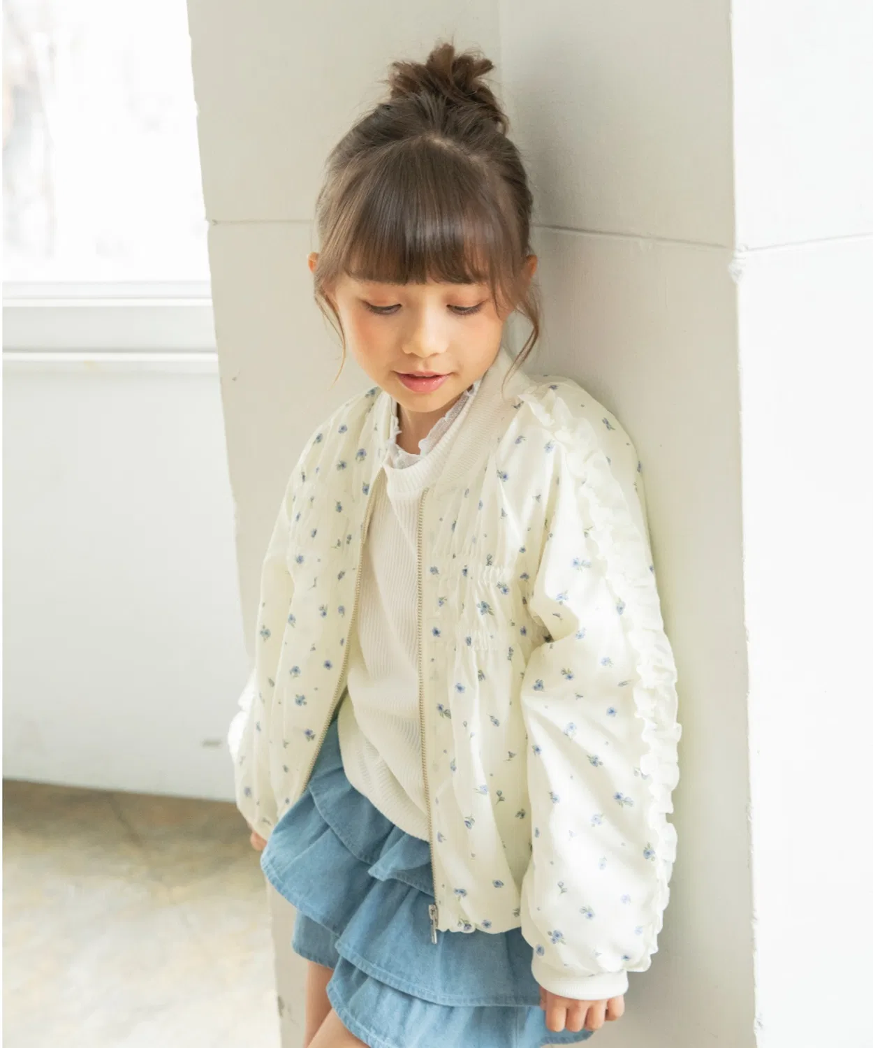 Детский жакет с воланами на плечах и сборкой на груди, модель Shoulder Frill Shirring Jacket, branshes, Ivory