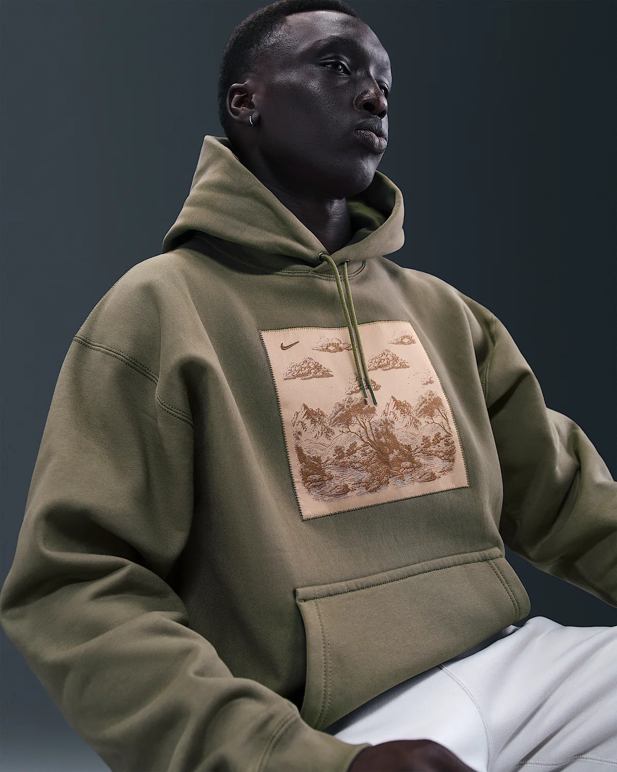 Мужская флисовая худи-оверсайз Nike Solo Swoosh, Medium Olive/Parachute Beige — фото 3