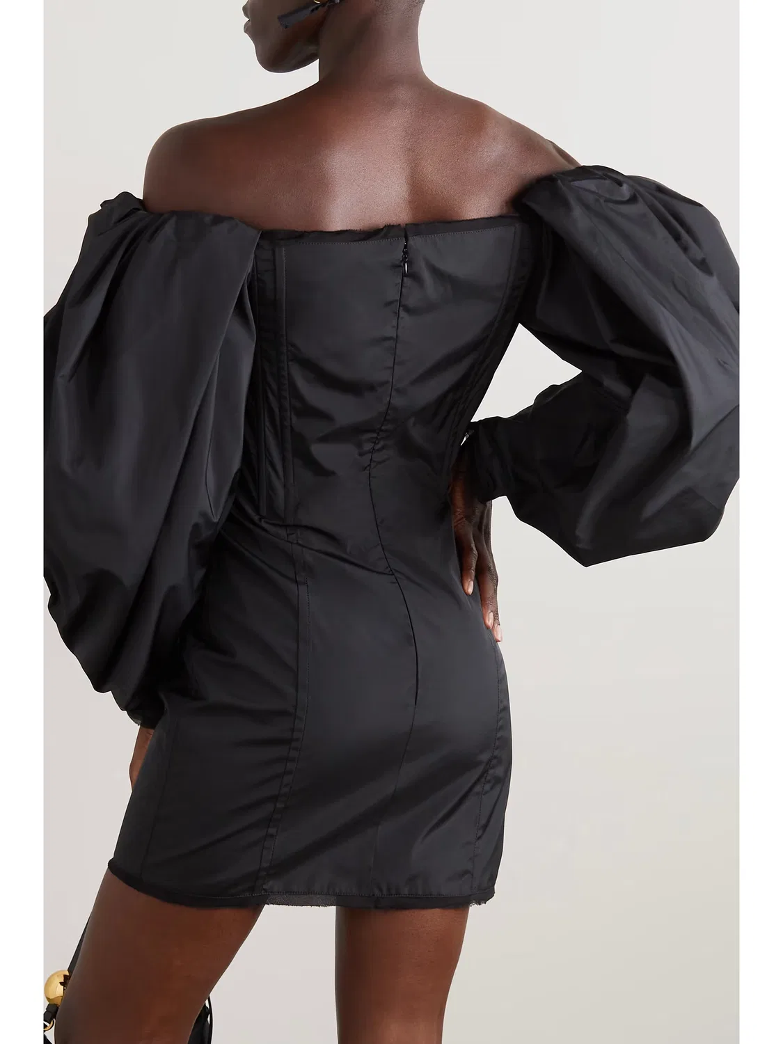 Мини-платье из тафты с открытыми плечами Jacquemus, черный — фото 3