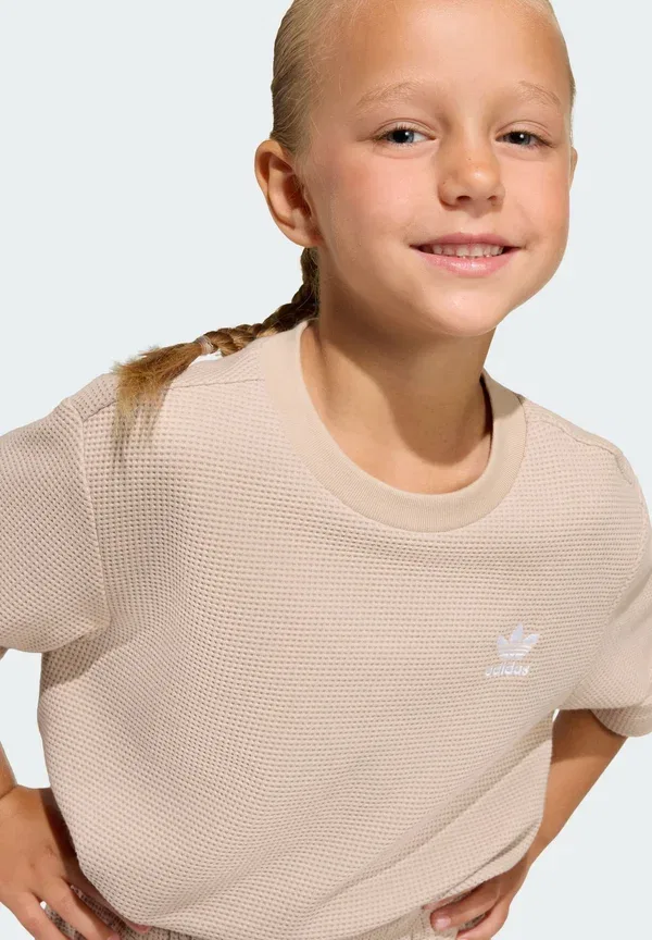 Свободный детский комплект унисекс - базовая футболка Adidas Originals, хаки — фото 3