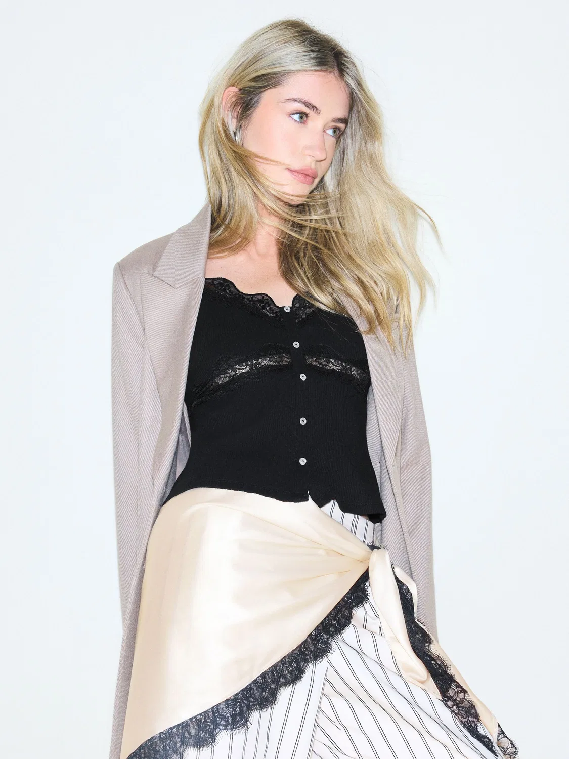Топ с V-образным вырезом, ребристая вязка, кружевная отделка Next, черный — фото 3