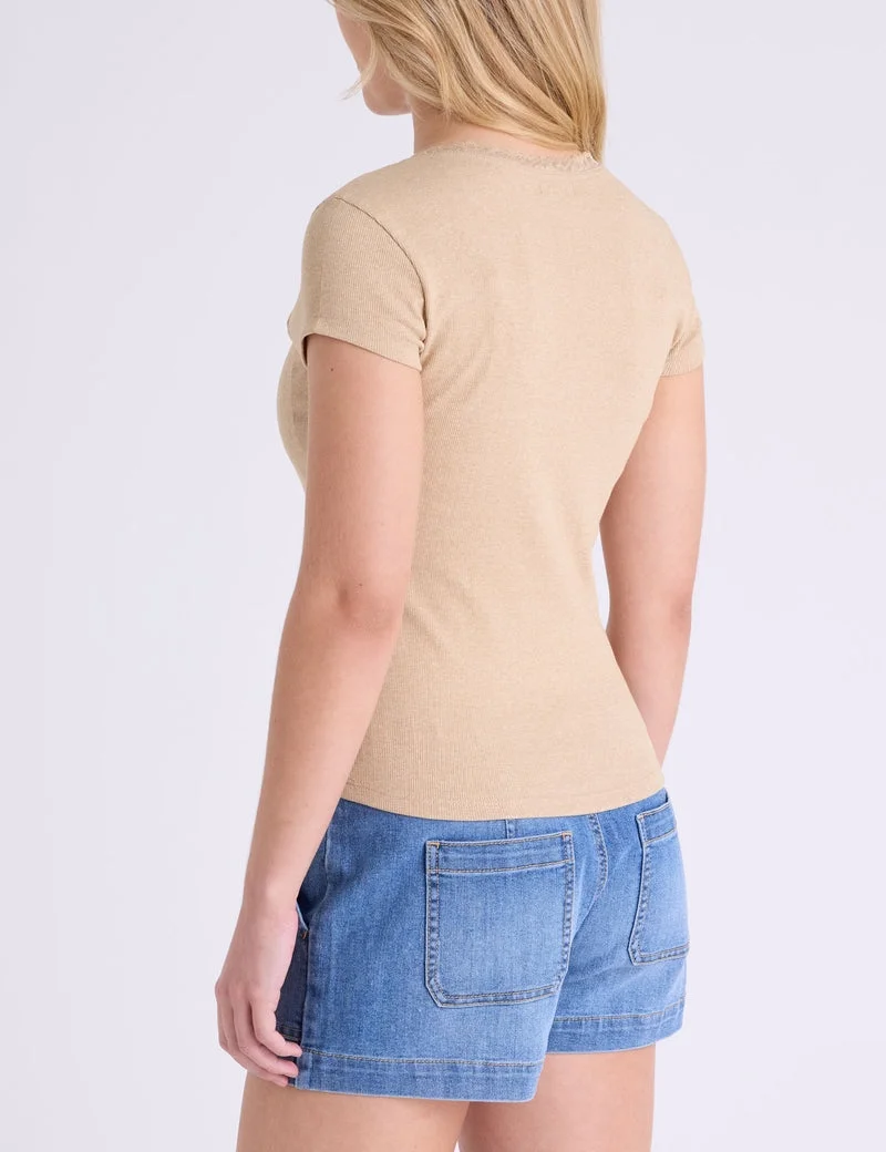 Женская футболка U.S. Polo Assn. V-Neck Lace Trim Rib, бежевый — фото 2