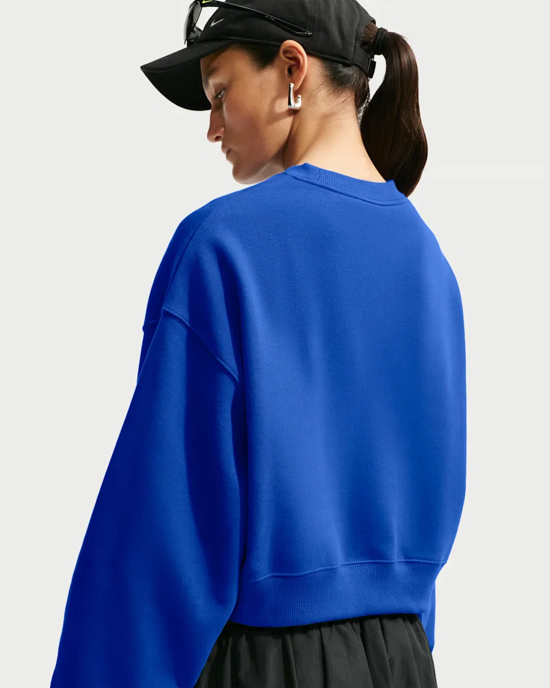 Женская укороченная футболка оверсайз с круглым вырезом Nike Studio Fleece Medium Weight, Old Royal/Sail — фото 2