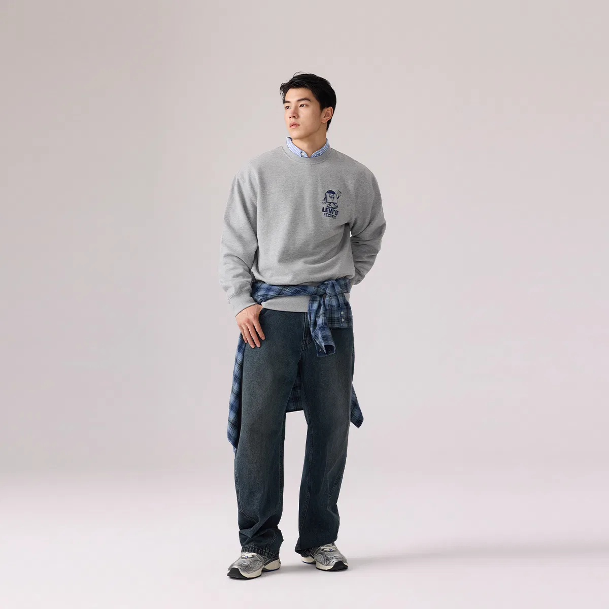 Мужской свитшот с круглым вырезом серый Levis — фото 4