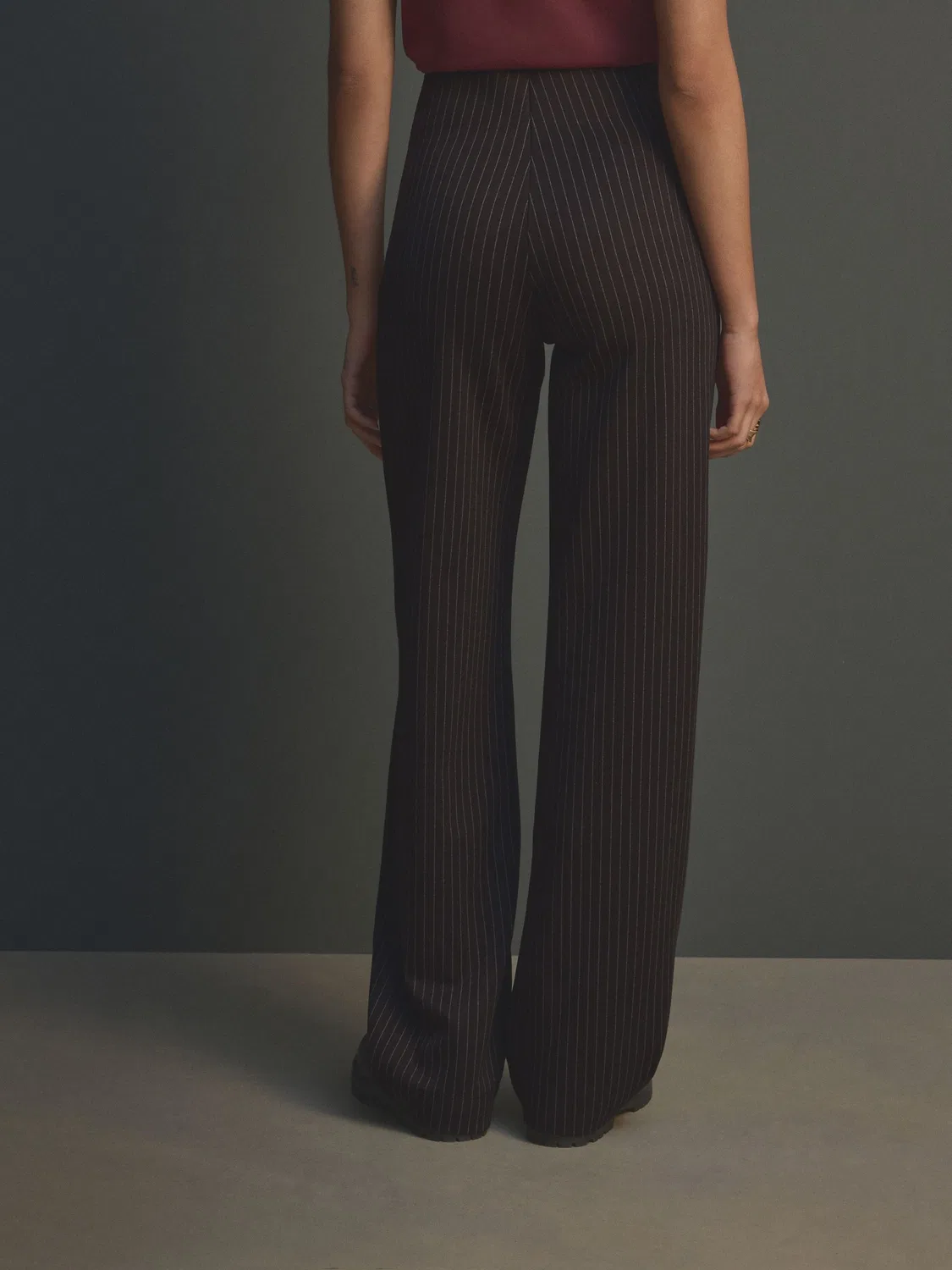 Брюки прямого кроя с эффектом утяжки, модель Black Pinstripe Smoothing Ponte Next, черный в полоску — фото 4