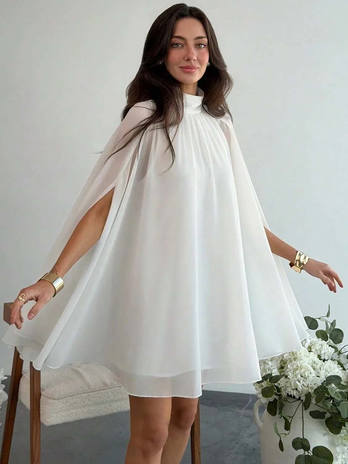 Женское мини-платье с воротником-стойкой и драпировкой, White — фото 4