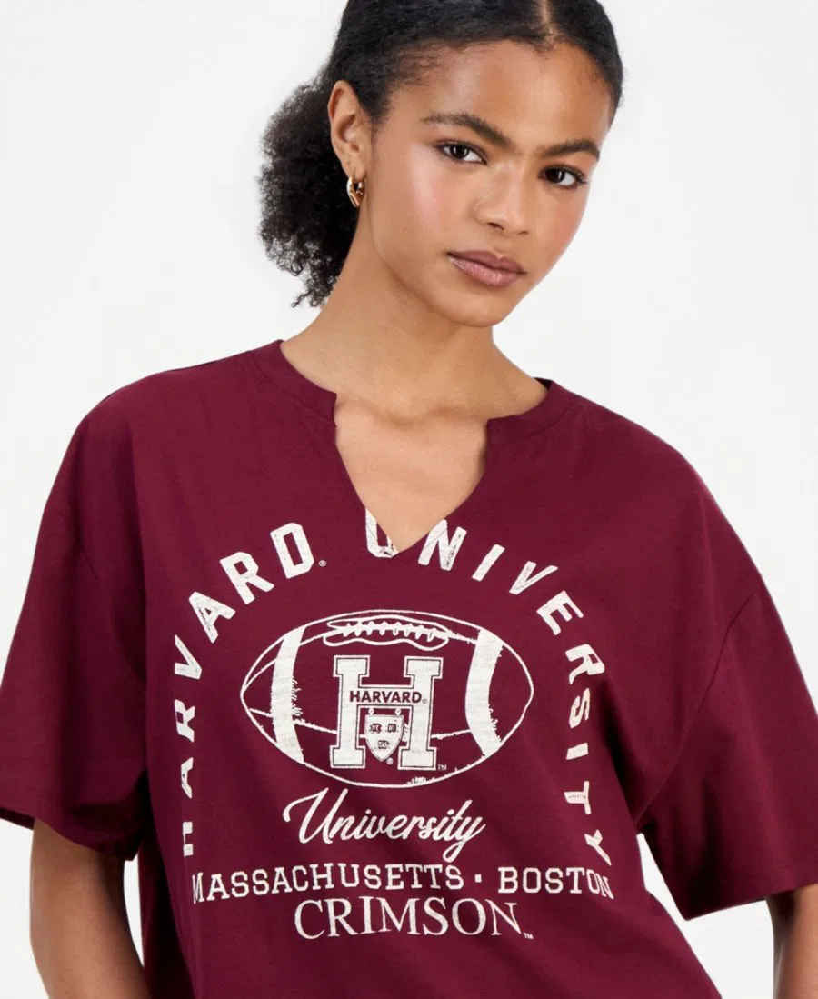 Футболка с вырезом и принтом Harvard Grayson Threads, The Label, Windsor Wine — фото 2