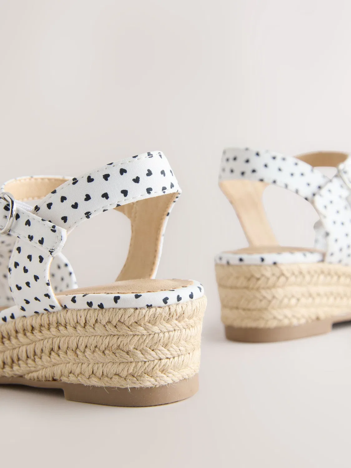 Сандалии на танкетке с бантом, White Heart Print Next, белый — фото 4