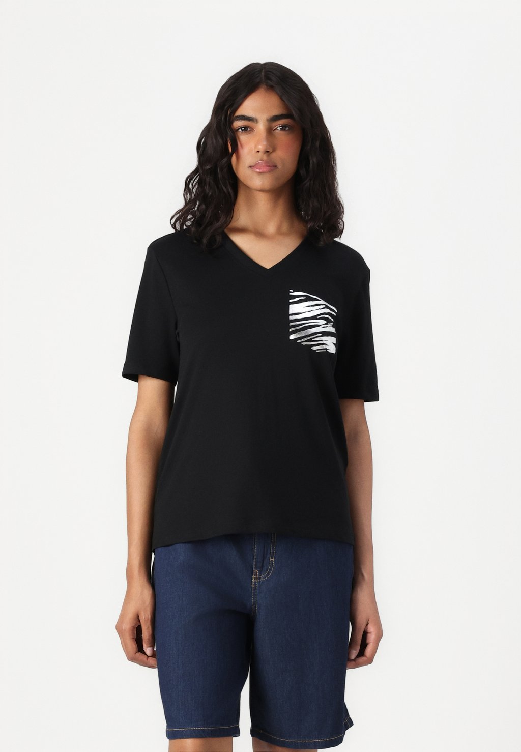 

Футболка с принтом ONLZEBA V NECK ONLY, черный