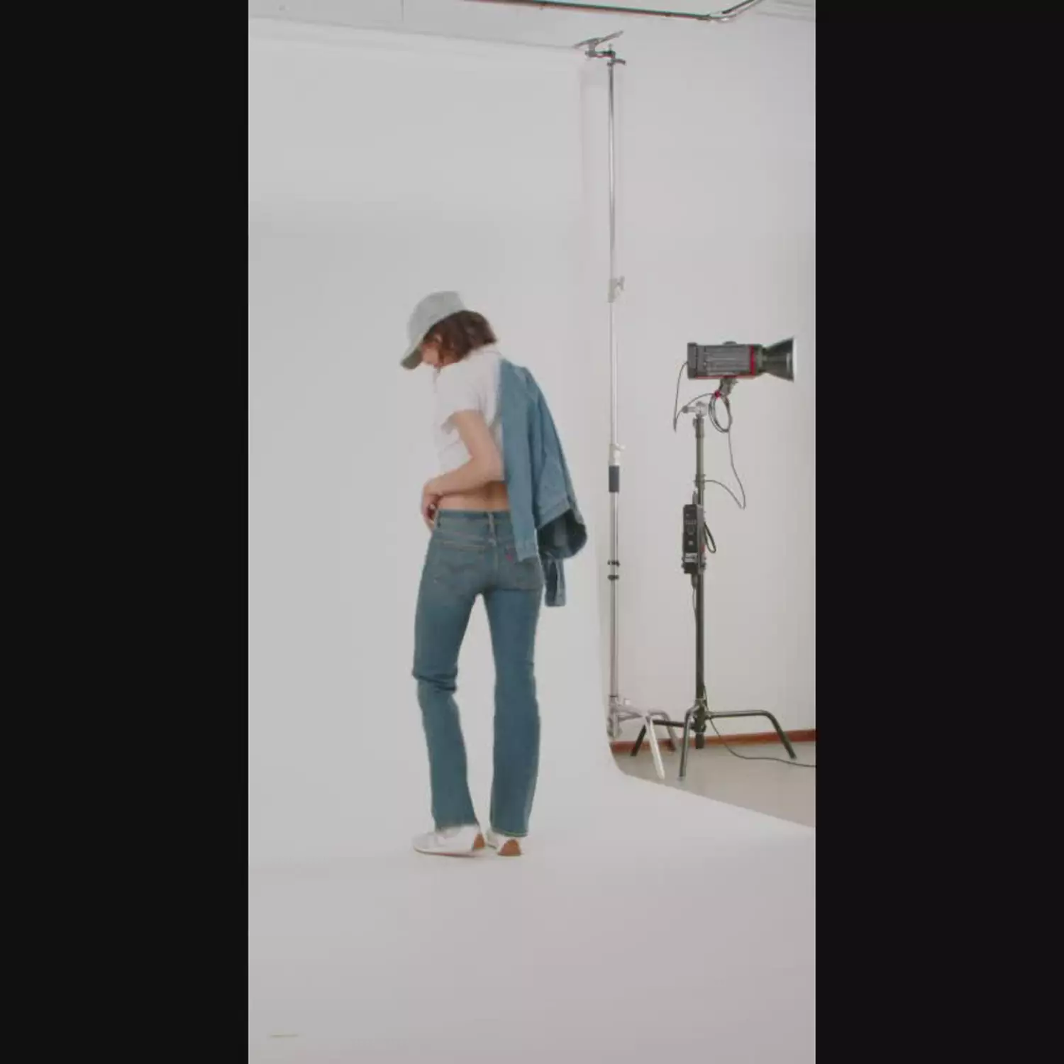 Супернизкие женские джинсы bootcut Levi's, цвет Show on the Road - Dark Wash — фото 4