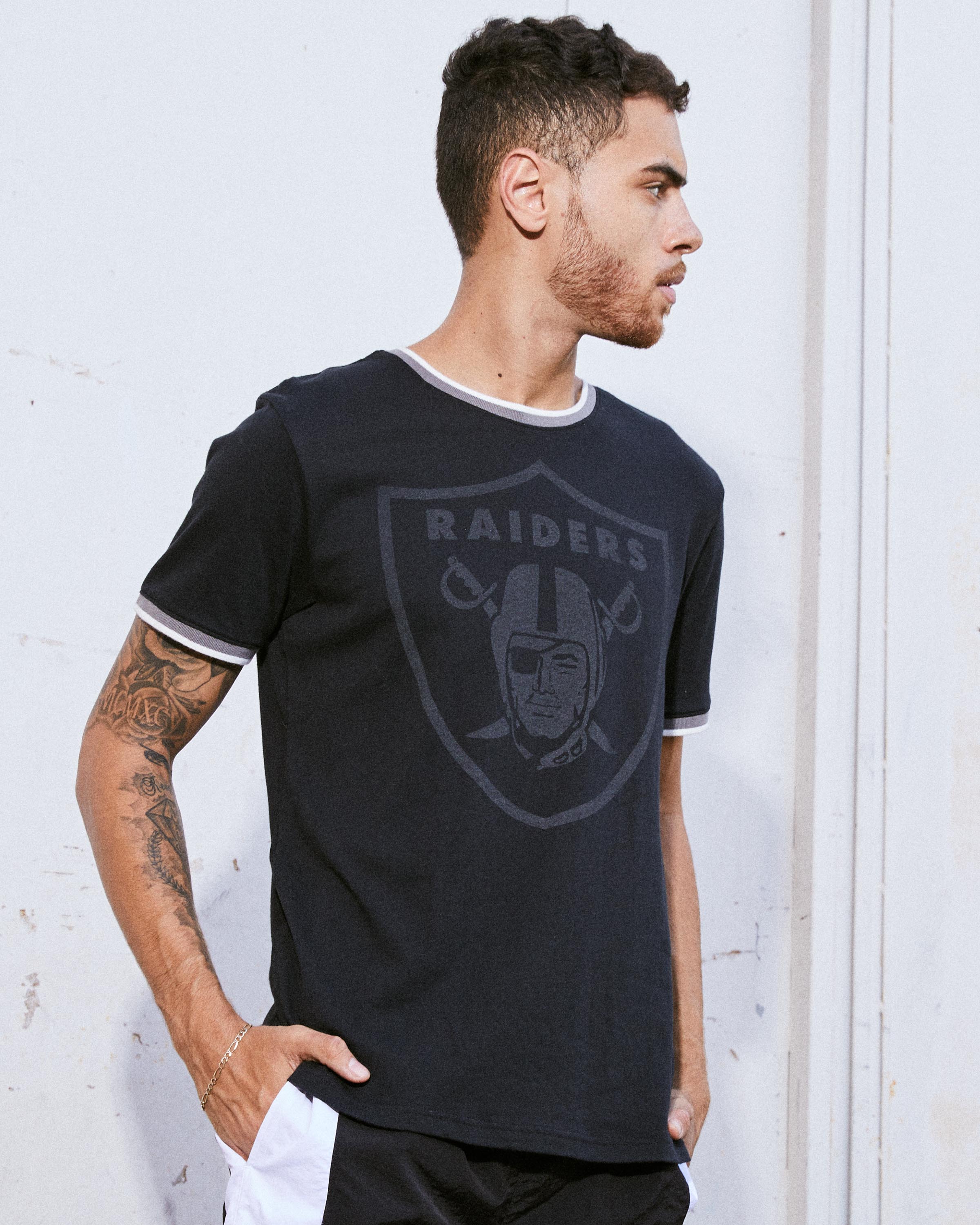 

Мужская футболка Raiders Throwback Ringer Junk Food Clothing, цвет true black