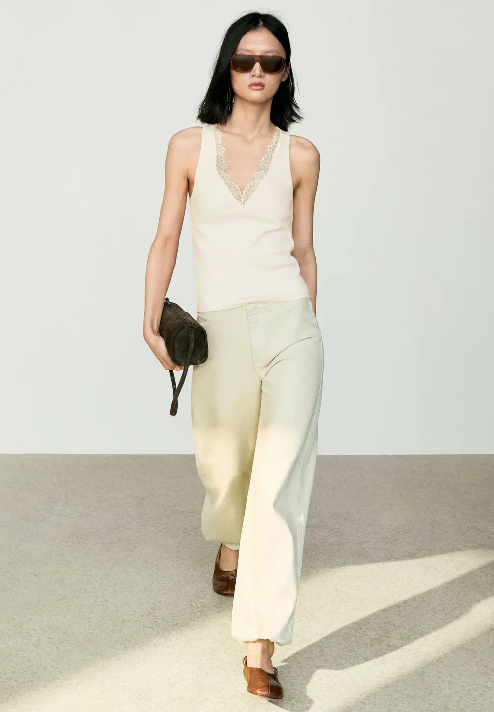 Топ-Майка с V-образным вырезом и кружевной отделкой - топ Massimo Dutti, Beige — фото 2