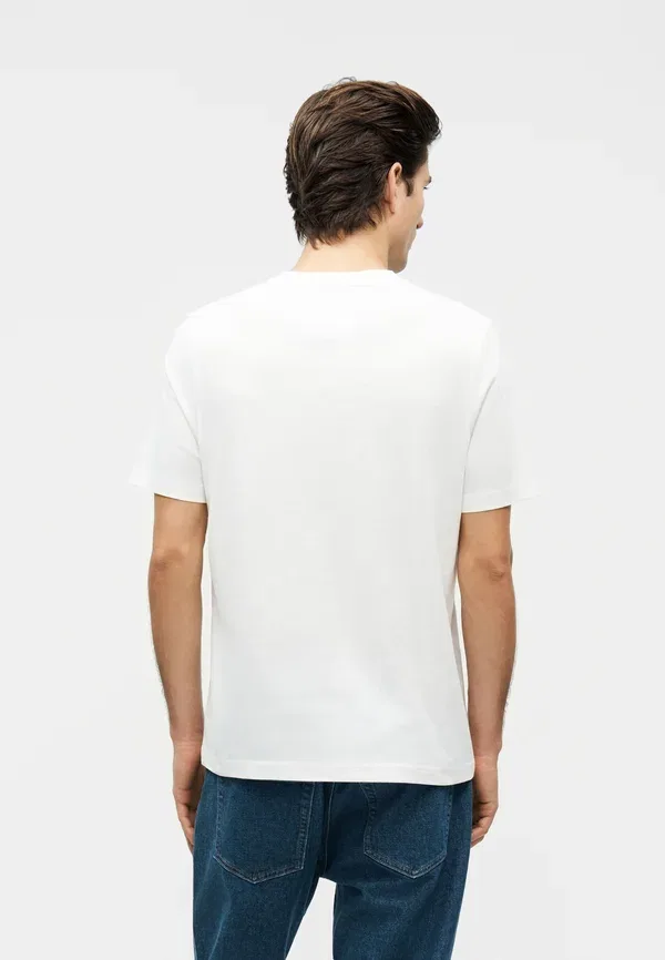 Футболка из хлопка Brand love left chest tee Tommy Hilfiger, White, белый — фото 3