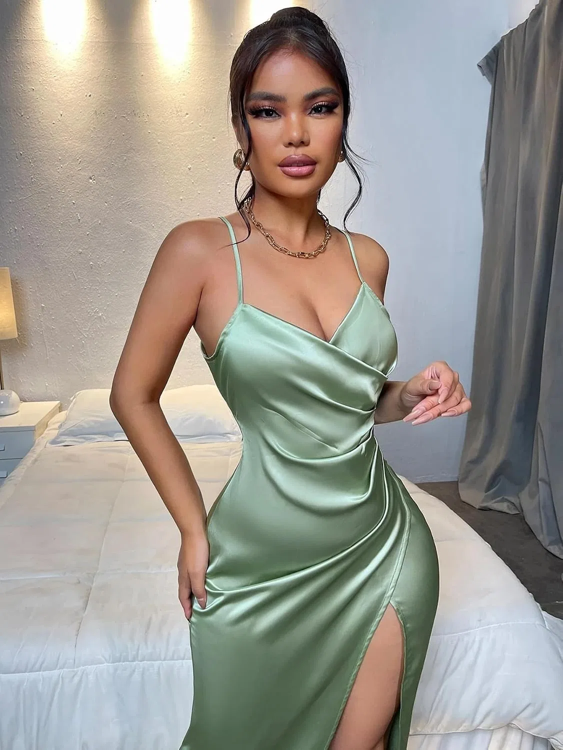 Женское сатиновое макси-платье на тонких бретелях с разрезом, Mint Green — фото 3