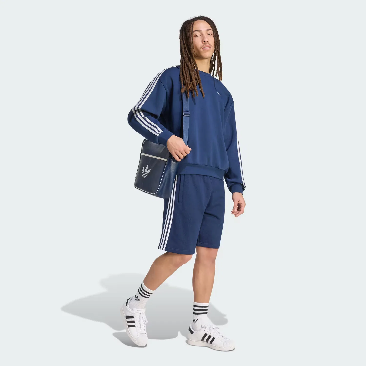 Мужской свитшот оверсайз с круглым вырезом Adicolor 3-Stripes Oversized Crewneck Adidas Originals, темно-синий/серый — фото 4