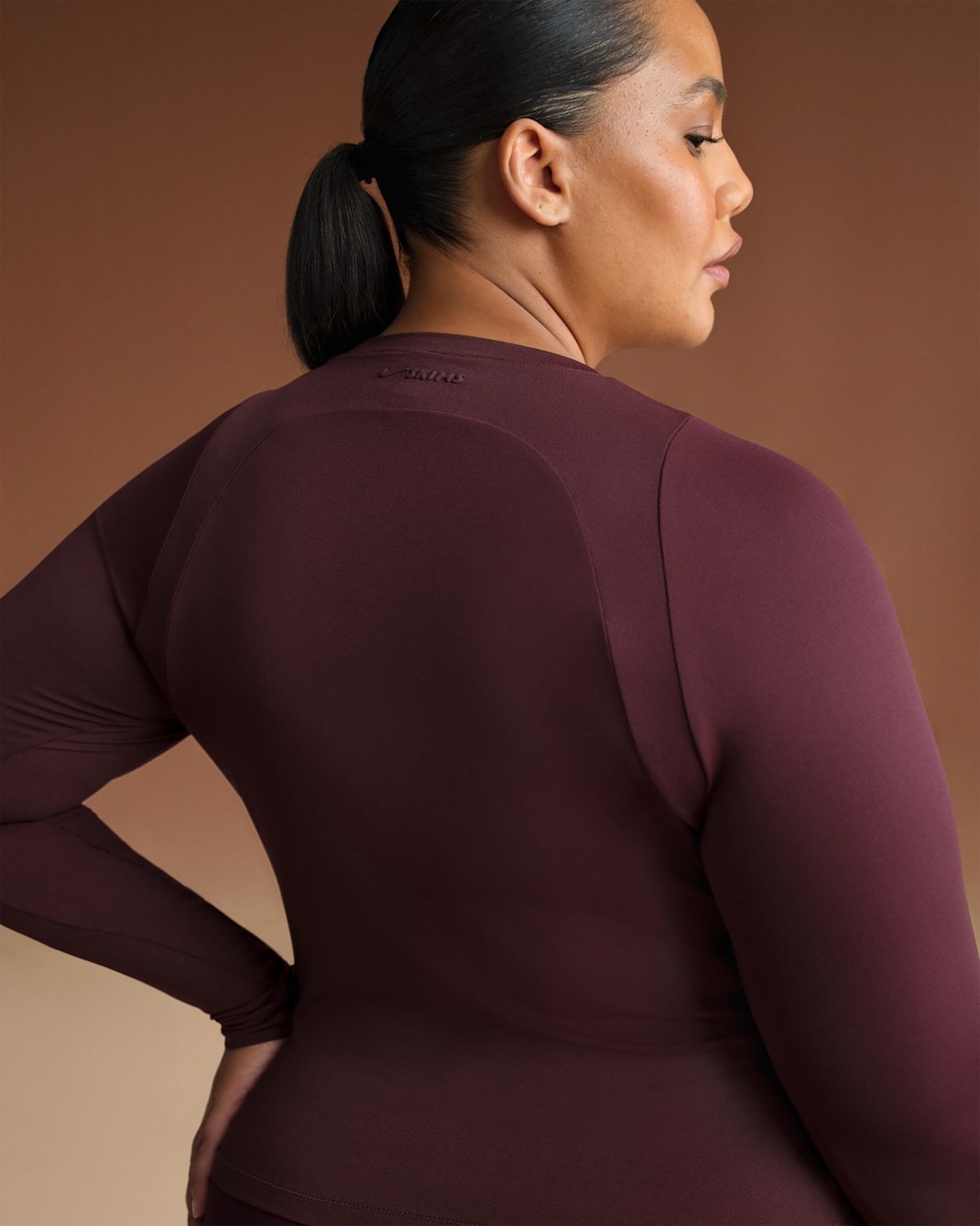 

Спортивный топ NikeSKIMS Airy Women's Long-Sleeve Crew-Neck, темно-коричневый