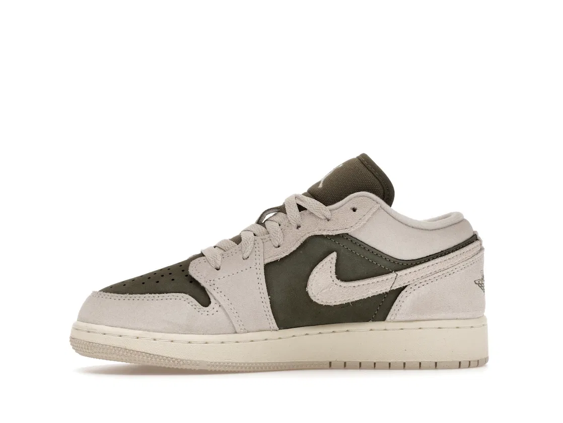 Детские кроссовки Lifestyle с принтом Jordan 1 Low SE Jordan, Medium Olive/Sail/Light Orewood Brown — фото 3