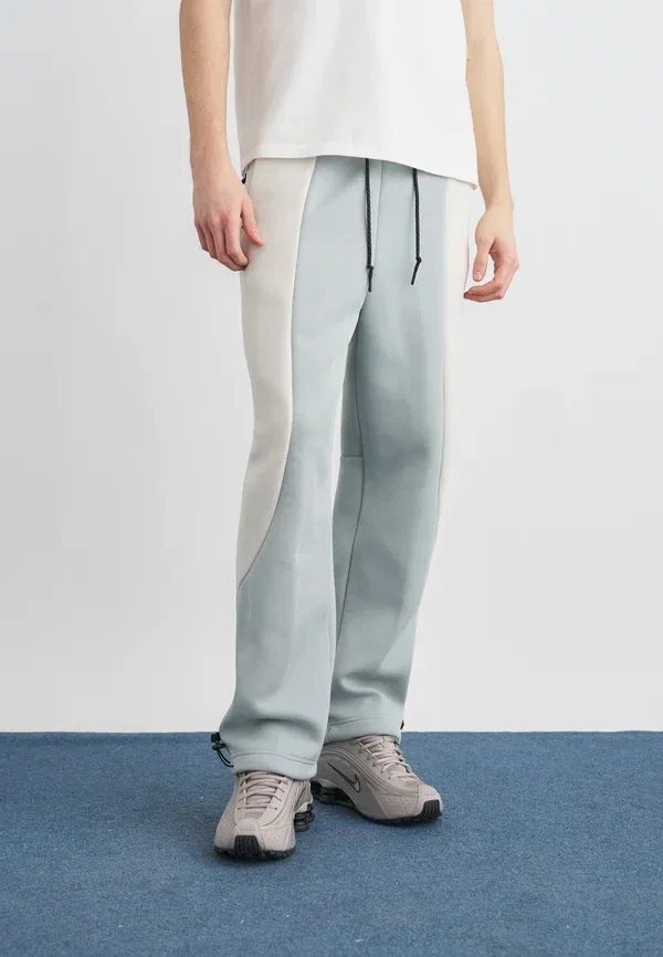 Штаны спортивные Nike Sportswear M nk tech flc pro cb oh pant tracksuit bottoms, цвет светло-пемзовый/светло-бежевый/черный