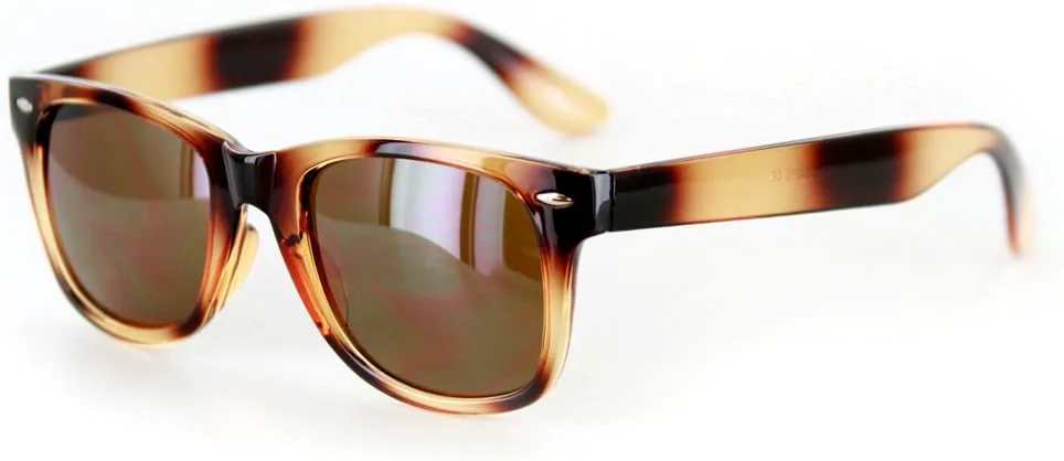 

Модные винтажные солнцезащитные очки Wayfarer с полосатыми дужками в стиле модерн - 100% защита от УФ-излучения Big Planet Sunglasses, Tort W/ Smoke Lens