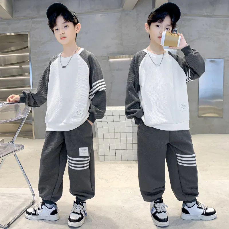 Детский спортивный комплект для мальчиков с круглым вырезом MADALLO, Gray Two-Piece Set — фото 3
